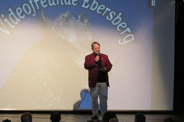 FFE-Videonale-Kinosaal-Buehne-Moderator